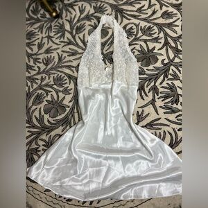 ✨ 60s/70s Dentelle Bridal Halter Chemise – White Lace, Floral & Pearls 💕🌸